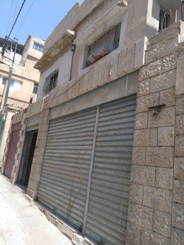 عمارة سكنية / تجارية للبيع في الزرقاء
شارع السعادة الحي التجاري دخلة البنك الاهلي منتصف السوق
العمارة مكونة من 3 شقق سكنية
شقة أرضية وشقتين على الطابق الاول
اربع مخازن
جميع الشقق السكنية مؤجرة بدخ...