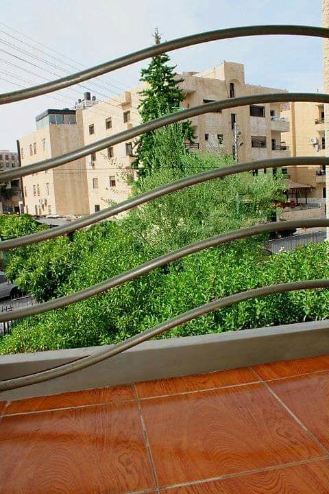 شقة صغيرة للايجار قرب سيفوي شميساني من المالك غرفة نوم غرفة جلوس مطبخ حمام كندشن تدفئة ط اول مصعد عفش جديد
0798784929
واتس اب