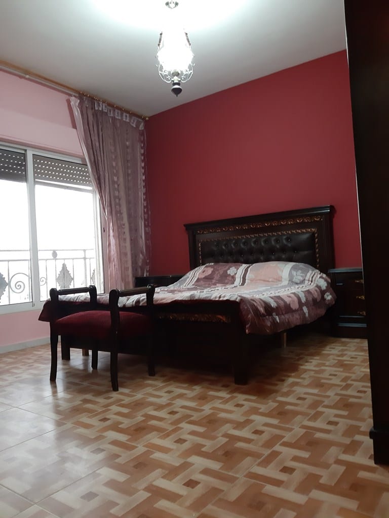 أم أذينة موقع رائع سكنى استثمارى مطلة 90م طابق ثانى مفروشة بالكامل سوبر ديلوكس مطلة 2نوم 2حمام صالون سفرة مطبخ راكب مجهز بالكامل تدفئة حامى بارد وكيزر سوبرديلوكس بحالة ممتازة جدا بسعر 80ألف شامل الفر...