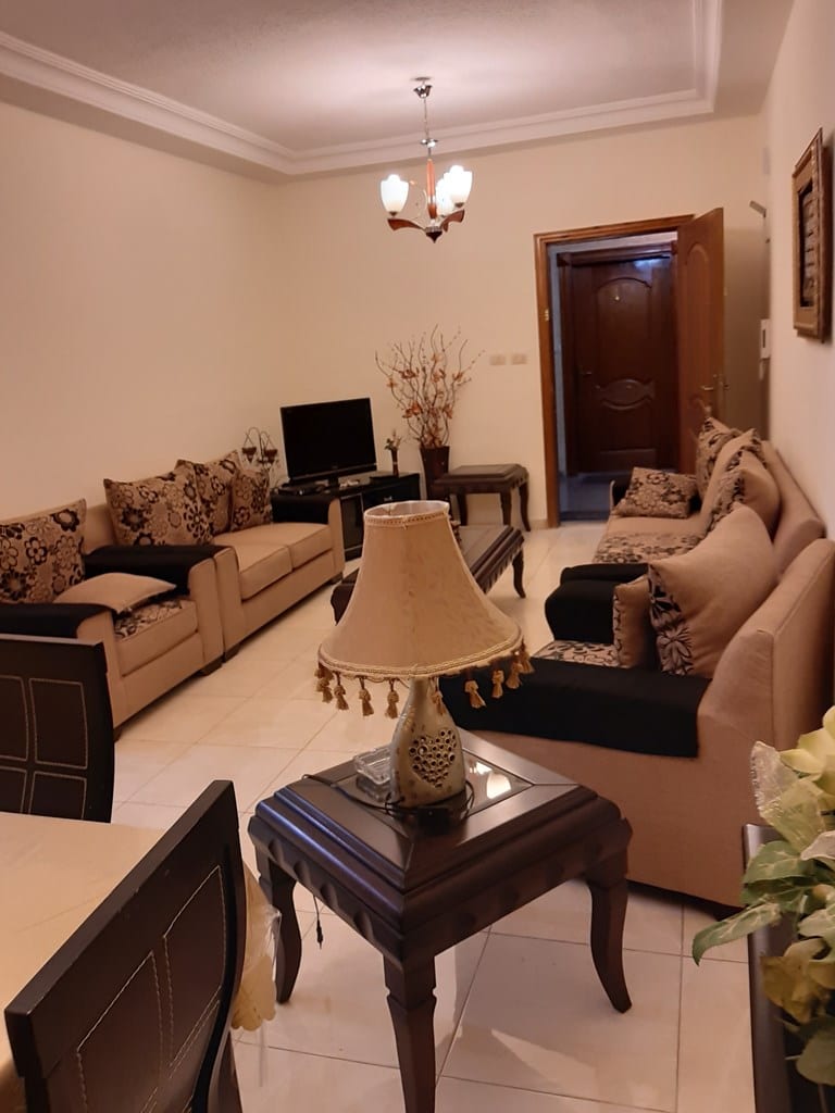 أم أذينة موقع رائع سكنى استثمارى مطلة 90م طابق ثانى مفروشة بالكامل سوبر ديلوكس مطلة 2نوم 2حمام صالون سفرة مطبخ راكب مجهز بالكامل تدفئة حامى بارد وكيزر سوبرديلوكس بحالة ممتازة جدا بسعر 80ألف شامل الفر...