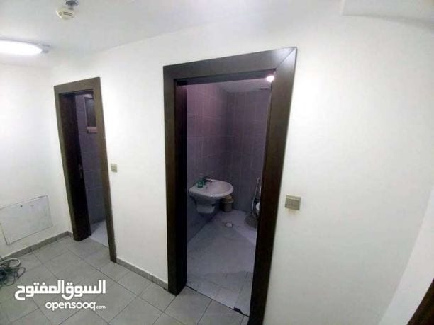 مكتب تجاري للبيع
مكتب تجاري مساحة 170 تشطيبات هايبر ديلوكس , ارضيات باركيه مطبخ راكب وحمامات عدد 2 تكييف مركزي مقسم الى مكتب مدير , مكتب اجتماعات , صالة كبيرة لمكاتب الموظفين بالإضافة الى مكتب استقبا...