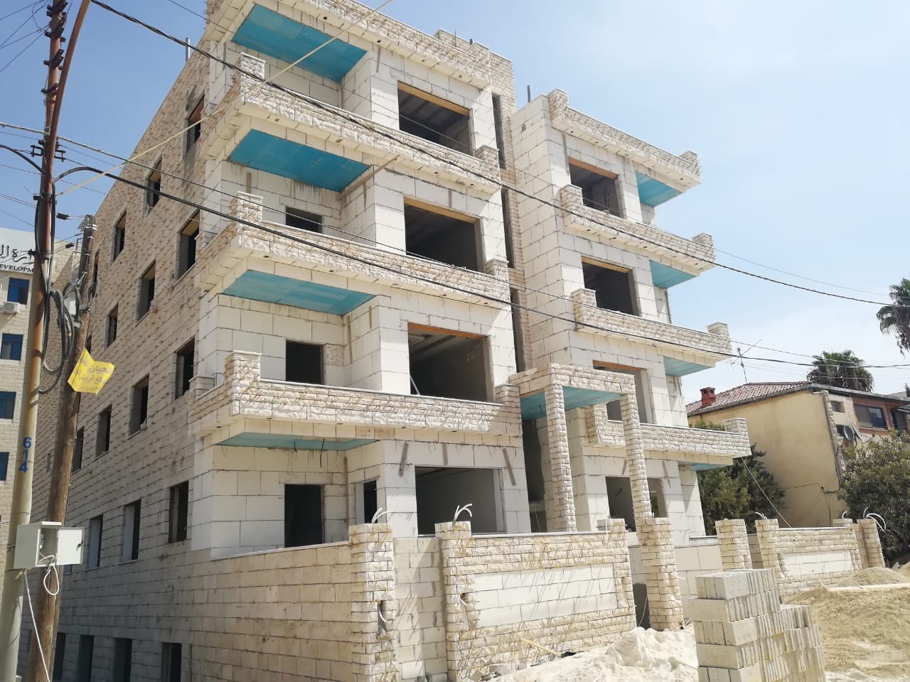 شقة فاخرة وبأجمل مناطق عرجان((بالقرب من فندق النجوم)) ومن المالك مباشرة ??
مساحة 120-140-200م???
منطقة مميزة-هادئة-قريبة من الخدمات ???
مكونة من 3 نوم?️ و 3حمامات وصالون? ومعيشة ?️ومطبخ ?وبلكونة ?
تشط...