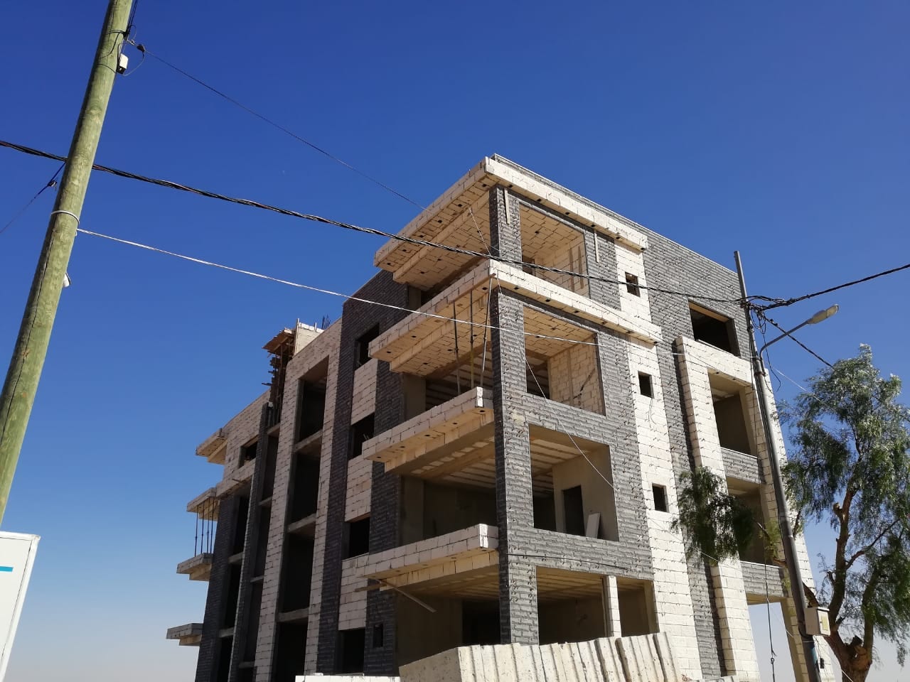 شقة شبه ارضية مع ترس كبيرو بكهرباء مجانية مدى الحياة وتشطيبات فندقية عالية ومن المالك مباشرة مساحة 205
الشقة قيد الانشاء تسلم 3-2019
تتكون من 4 نوم و4 حمامات وصالون ومعيشة ومطبخ وبلكونة
تشطيبات فندق...