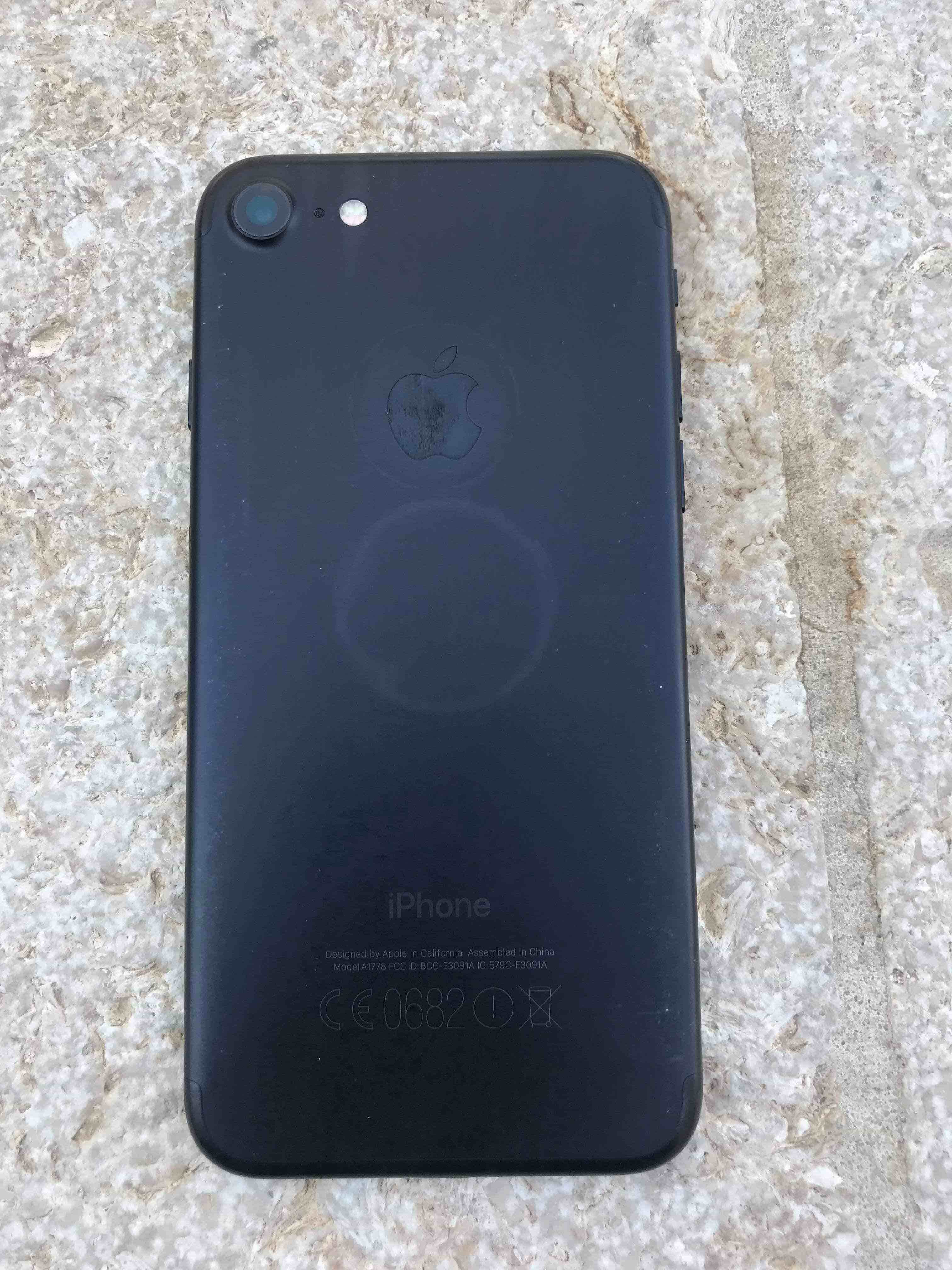 ايفون 7 للبيع
‎32 جيجا
لون اسود مطفي
كرتونته و كل اغراضه معه الا السماعة
معاه سماعة AirPods بلوتوث
معاه 6 كڤرات و لزقة ضد الكسر
الجهاز من جوا وكالة
بس في شوية شخطات عالفريم و عالشاشة (شخطات...