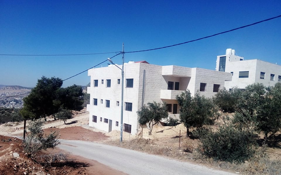? عمارة للبيع في أبو نصير غرب مستشفى الرشيد ✅ثلاثة طوابق ✅خمس شقق بإطلالة على جبال السلط وجرش وعجلون بالمواصفات التالية:
?السعر 310 ألف دينار أردني قابل للتفاوض. للاستفسار الاتصال أو واتساب: 009627...