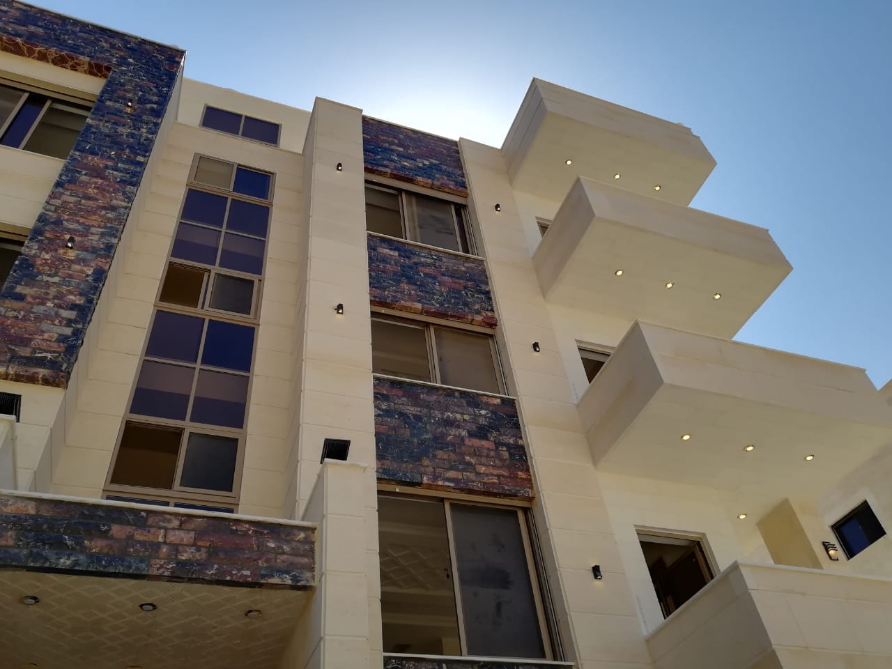 مشروع مميز بمواصفات عالية في مرج الحمام
مرج الحمام – دوار الاتصالات – بالقرب من حديقة الامانة
يحتوي المشروع على 10 شقق
شقق مساحة 179 م 2 شقق سوبر ديلوكس
3 غرف نوم (واحدة ماستر ) ، غرفة...