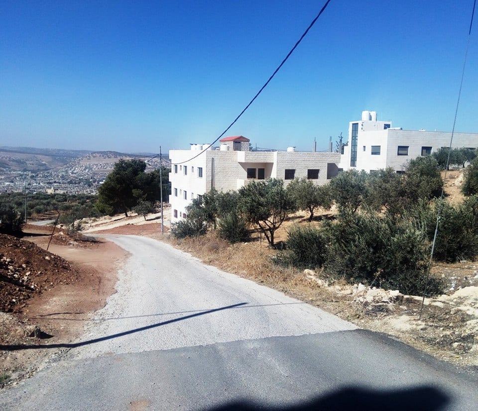 ? عمارة للبيع في أبو نصير غرب مستشفى الرشيد ✅ثلاثة طوابق ✅خمس شقق بإطلالة على جبال السلط وجرش وعجلون بالمواصفات التالية:
?السعر 310 ألف دينار أردني قابل للتفاوض. للاستفسار الاتصال أو واتساب: 009627...