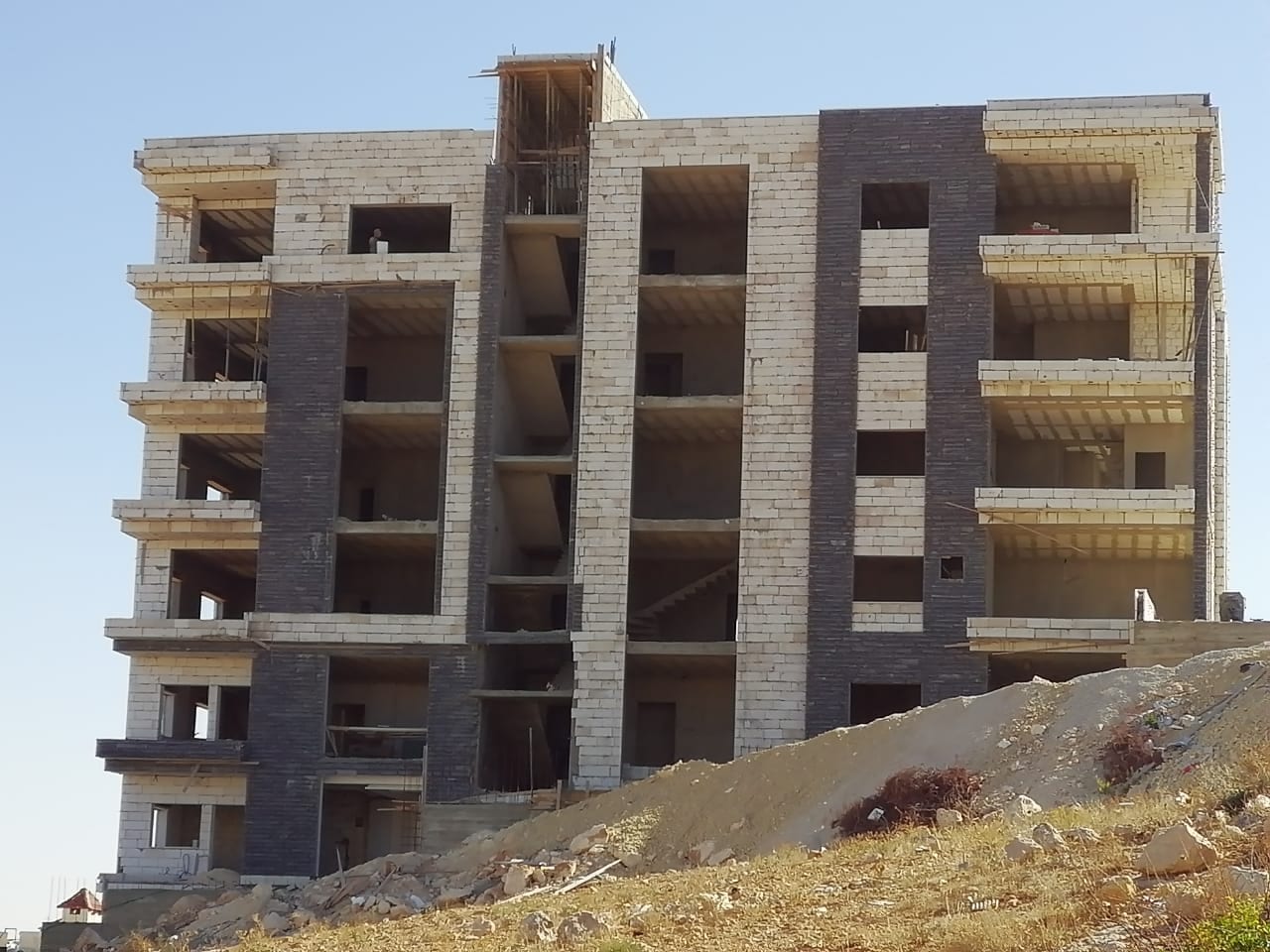 شقة شبه ارضية مع ترس كبيرو بكهرباء مجانية مدى الحياة وتشطيبات فندقية عالية ومن المالك مباشرة مساحة 205
الشقة قيد الانشاء تسلم 3-2019
تتكون من 4 نوم و4 حمامات وصالون ومعيشة ومطبخ وبلكونة
تشطيبات فندق...