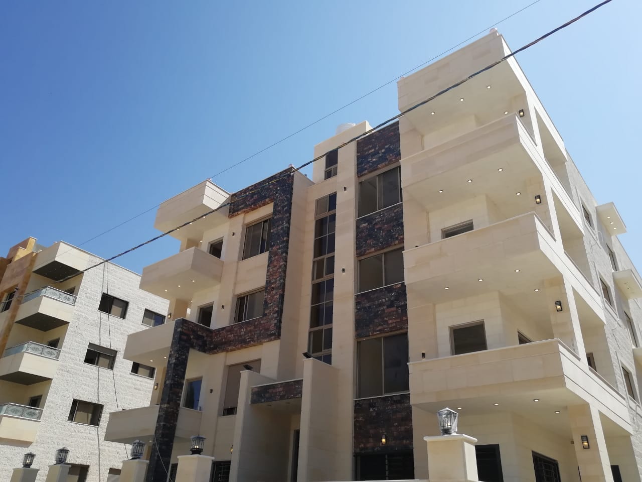مشروع مميز بمواصفات عالية في مرج الحمام
مرج الحمام – دوار الاتصالات – بالقرب من حديقة الامانة
يحتوي المشروع على 10 شقق
شقق مساحة 179 م 2 شقق سوبر ديلوكس
3 غرف نوم (واحدة ماستر ) ، غرفة...