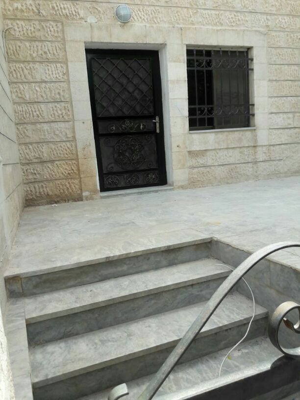 شقة ارضية مع ترس للبيع ..
مقابل العيادات الخارجية لمستشفى حمزة منطقة هادئة جدا ..
مساحتها الداخلية 135 م ..
ثلاث غرف نوم ..ثلاث حمامات ..ومطبخ راكب جديد وحمامات تم عمل صيانة لها وتغييرها ..
تشطيبات د...