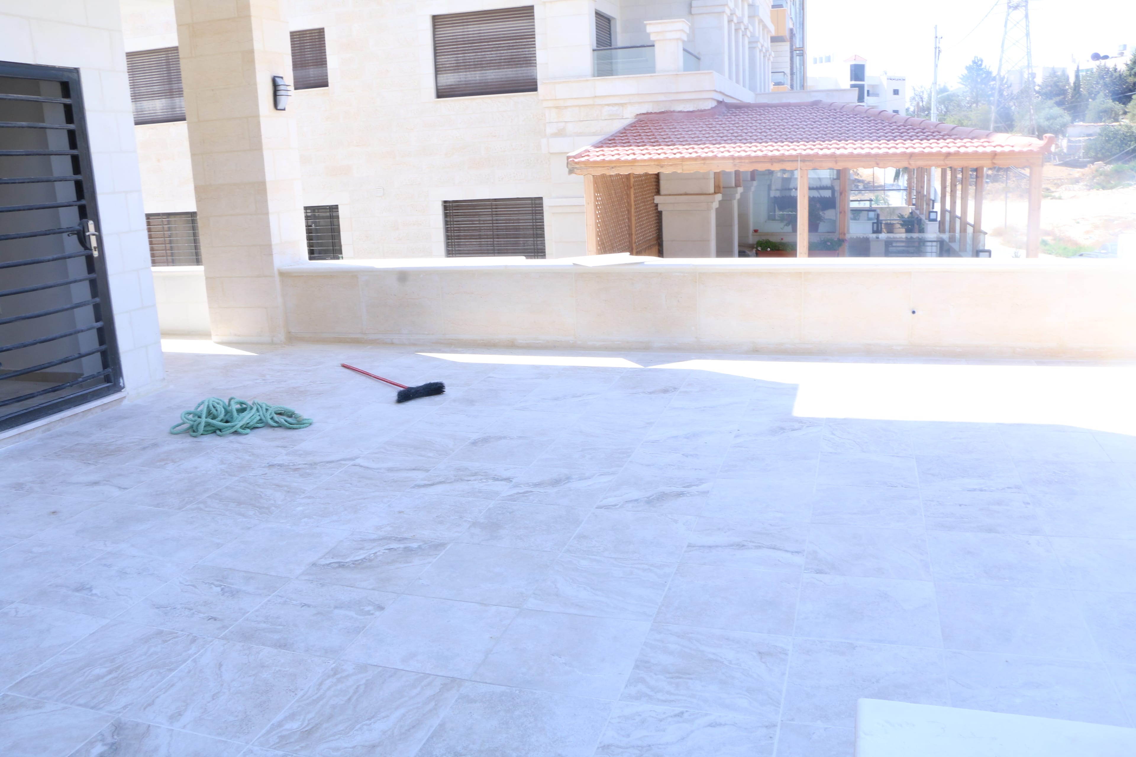 مشروع مميز بمواصفات عالية في مرج الحمام
مرج الحمام – دوار الاتصالات – بالقرب من حديقة الامانة
يحتوي المشروع على 10 شقق
شقق مساحة 179 م 2 شقق سوبر ديلوكس
3 غرف نوم (واحدة ماستر ) ، غرفة...