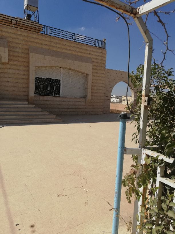 فيلا للبيع طريق المطار
فيلا للبيع مكونه من طابقين كل طابق 350 متر بركه سباحه تدفئه اباجورات حمايه
مساحه الارض ثلاث دونمات 750 متر
كراجات سيارات جلسات مميزه منطقه هادئه قرب الخدمات الموقع اراضي جنوب عم...