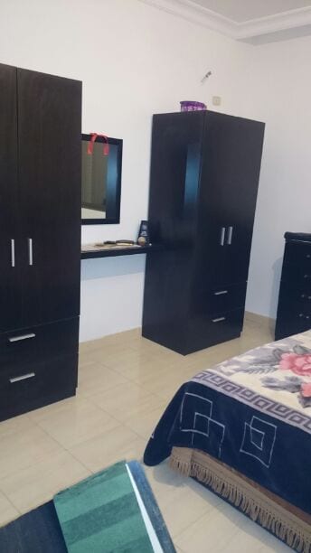 شقة مفروشة للاجار السنوي في منطقة الجبيهة بجانب اكاديمية الرواد قريبة من الجامعة التطبيقية والجامعة الاردنية 3 غرف نوم صالة وصالون وبرندة 3 حمامات موبايل 0795504131