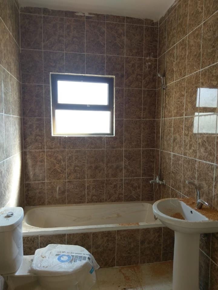 ? عمارة للبيع في أبو نصير غرب مستشفى الرشيد ✅ثلاثة طوابق ✅خمس شقق بإطلالة على جبال السلط وجرش وعجلون بالمواصفات التالية:
?السعر 310 ألف دينار أردني قابل للتفاوض. للاستفسار الاتصال أو واتساب: 009627...
