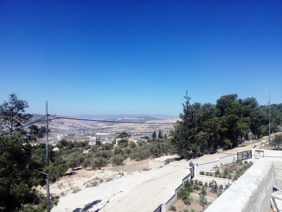 ? عمارة للبيع في أبو نصير غرب مستشفى الرشيد ✅ثلاثة طوابق ✅خمس شقق بإطلالة على جبال السلط وجرش وعجلون بالمواصفات التالية:
?السعر 310 ألف دينار أردني قابل للتفاوض. للاستفسار الاتصال أو واتساب: 009627...