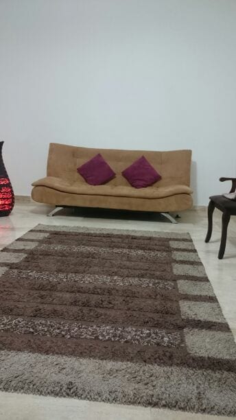 شقة للايجار بجانب اكاديمية الرواد قريبة من الجامعة التطبيقية والجامعة الاردنية 3 غرف نوم صالة وصالون وبرندة 3 حمامات موبايل 0795504131