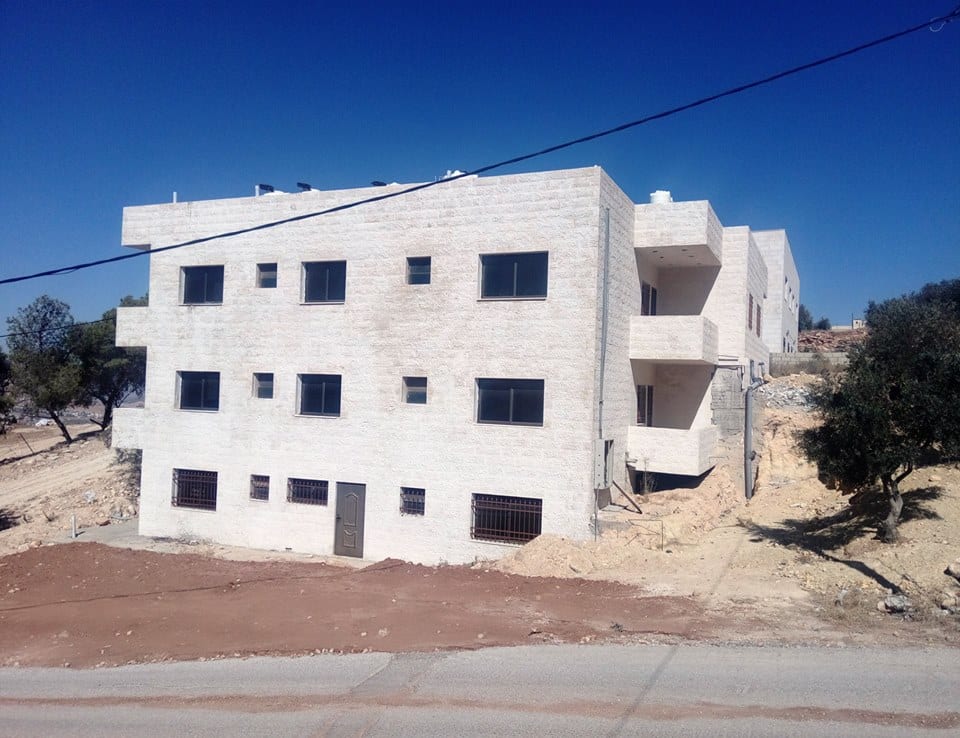 ? عمارة للبيع في أبو نصير غرب مستشفى الرشيد ✅ثلاثة طوابق ✅خمس شقق بإطلالة على جبال السلط وجرش وعجلون بالمواصفات التالية:
?السعر 310 ألف دينار أردني قابل للتفاوض. للاستفسار الاتصال أو واتساب: 009627...