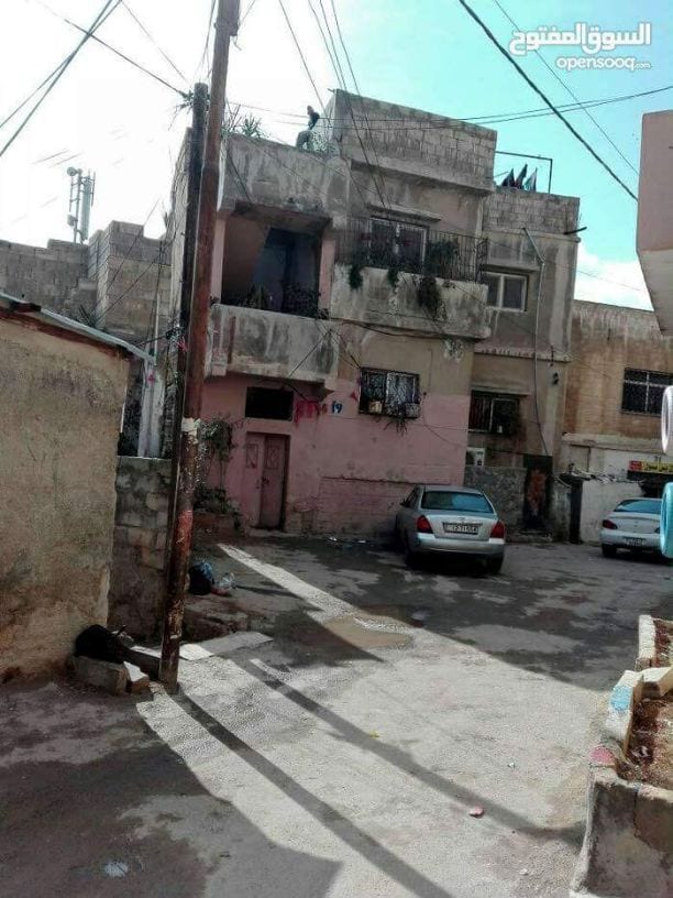 عمارة للبيع في جبل النزهة حلويات مشوار خلف مدارس الوكالة منطقة شعبية مساحة الأرض 256
ثلاث طوابق 130 متر مربع
وتسوية 80 متر مربع
مقابل التسوية يوجد 3 غرف منفصلات وحمام و مطبخ بحاجة إلى صيانة
كل شقة
ثلا...