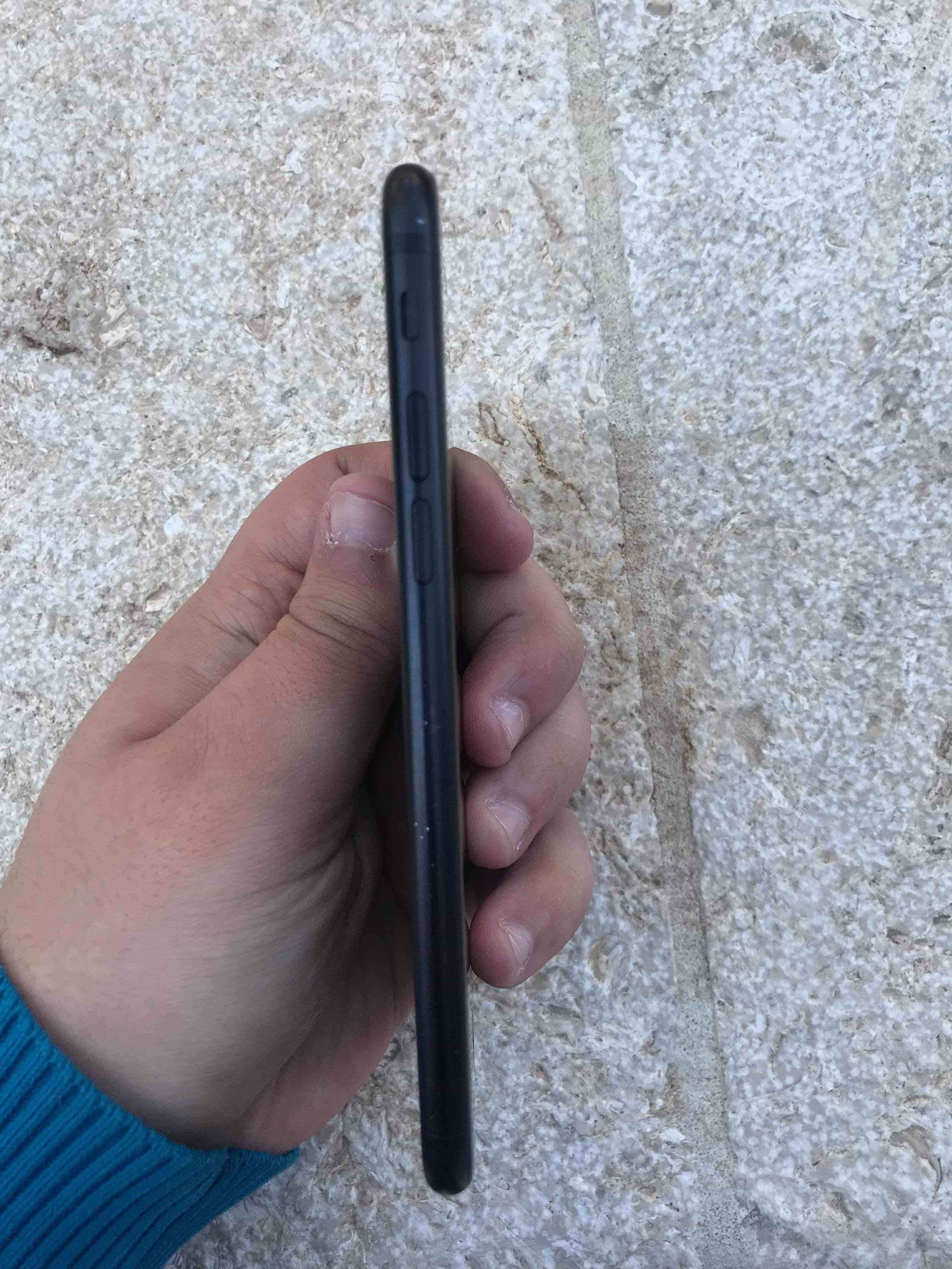 ايفون 7 للبيع
‎32 جيجا
لون اسود مطفي
كرتونته و كل اغراضه معه الا السماعة
معاه سماعة AirPods بلوتوث
معاه 6 كڤرات و لزقة ضد الكسر
الجهاز من جوا وكالة
بس في شوية شخطات عالفريم و عالشاشة (شخطات...