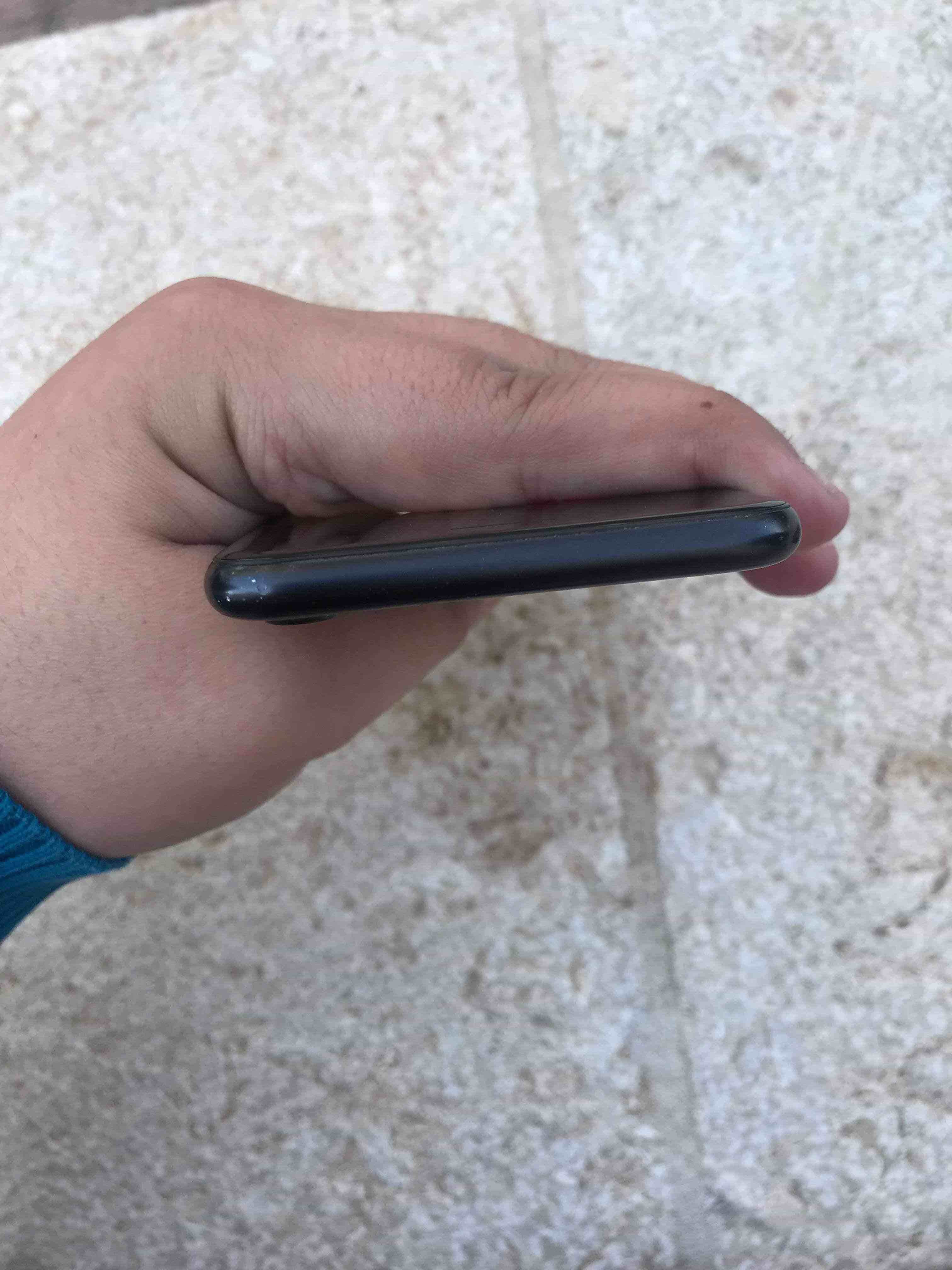 ايفون 7 للبيع
‎32 جيجا
لون اسود مطفي
كرتونته و كل اغراضه معه الا السماعة
معاه سماعة AirPods بلوتوث
معاه 6 كڤرات و لزقة ضد الكسر
الجهاز من جوا وكالة
بس في شوية شخطات عالفريم و عالشاشة (شخطات...