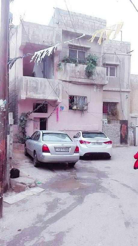 عمارة للبيع في جبل النزهة حلويات مشوار خلف مدارس الوكالة منطقة شعبية مساحة الأرض 256
ثلاث طوابق 130 متر مربع
وتسوية 80 متر مربع
مقابل التسوية يوجد 3 غرف منفصلات وحمام و مطبخ بحاجة إلى صيانة
كل شقة
ثلا...