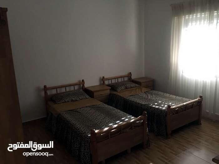 شقة مفروشة للايجار في شفا بدران مقابل الجامعة التطبيقية
غرفتين نوم / 1 ماستر ، مطبخ ، حمام مشترك ، صالة ، برندة
الشقة مكيفة ومؤثثة بالكامل ، كراج ، طابق ارضي ، حارس للعمارة
للاستفسار 07 9089 8665...