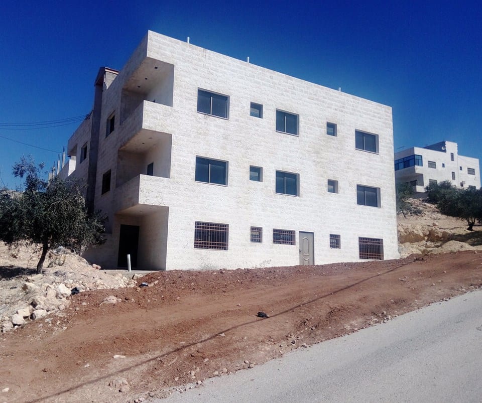 ? عمارة للبيع في أبو نصير غرب مستشفى الرشيد ✅ثلاثة طوابق ✅خمس شقق بإطلالة على جبال السلط وجرش وعجلون بالمواصفات التالية:
?السعر 310 ألف دينار أردني قابل للتفاوض. للاستفسار الاتصال أو واتساب: 009627...