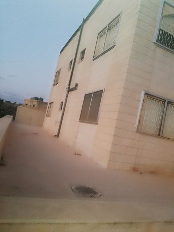 فيلا للبيع طريق المطار
فيلا للبيع مكونه من طابقين كل طابق 350 متر بركه سباحه تدفئه اباجورات حمايه
مساحه الارض ثلاث دونمات 750 متر
كراجات سيارات جلسات مميزه منطقه هادئه قرب الخدمات الموقع اراضي جنوب عم...