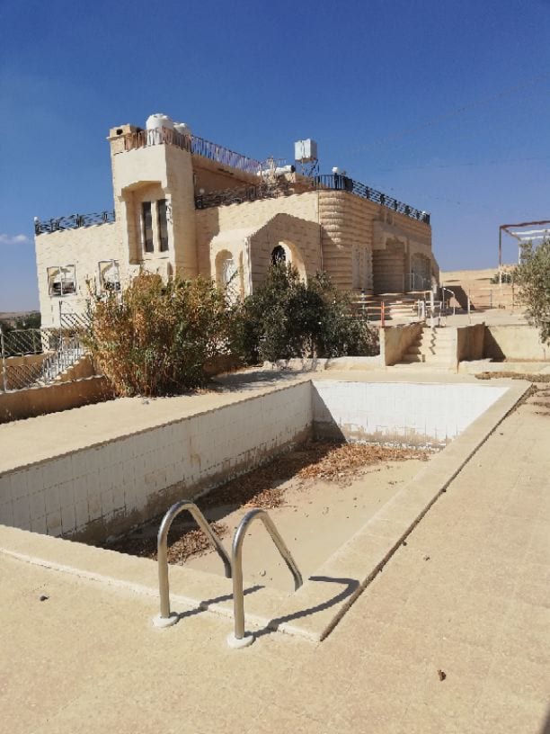 فيلا للبيع طريق المطار
فيلا للبيع مكونه من طابقين كل طابق 350 متر بركه سباحه تدفئه اباجورات حمايه
مساحه الارض ثلاث دونمات 750 متر
كراجات سيارات جلسات مميزه منطقه هادئه قرب الخدمات الموقع اراضي جنوب عم...