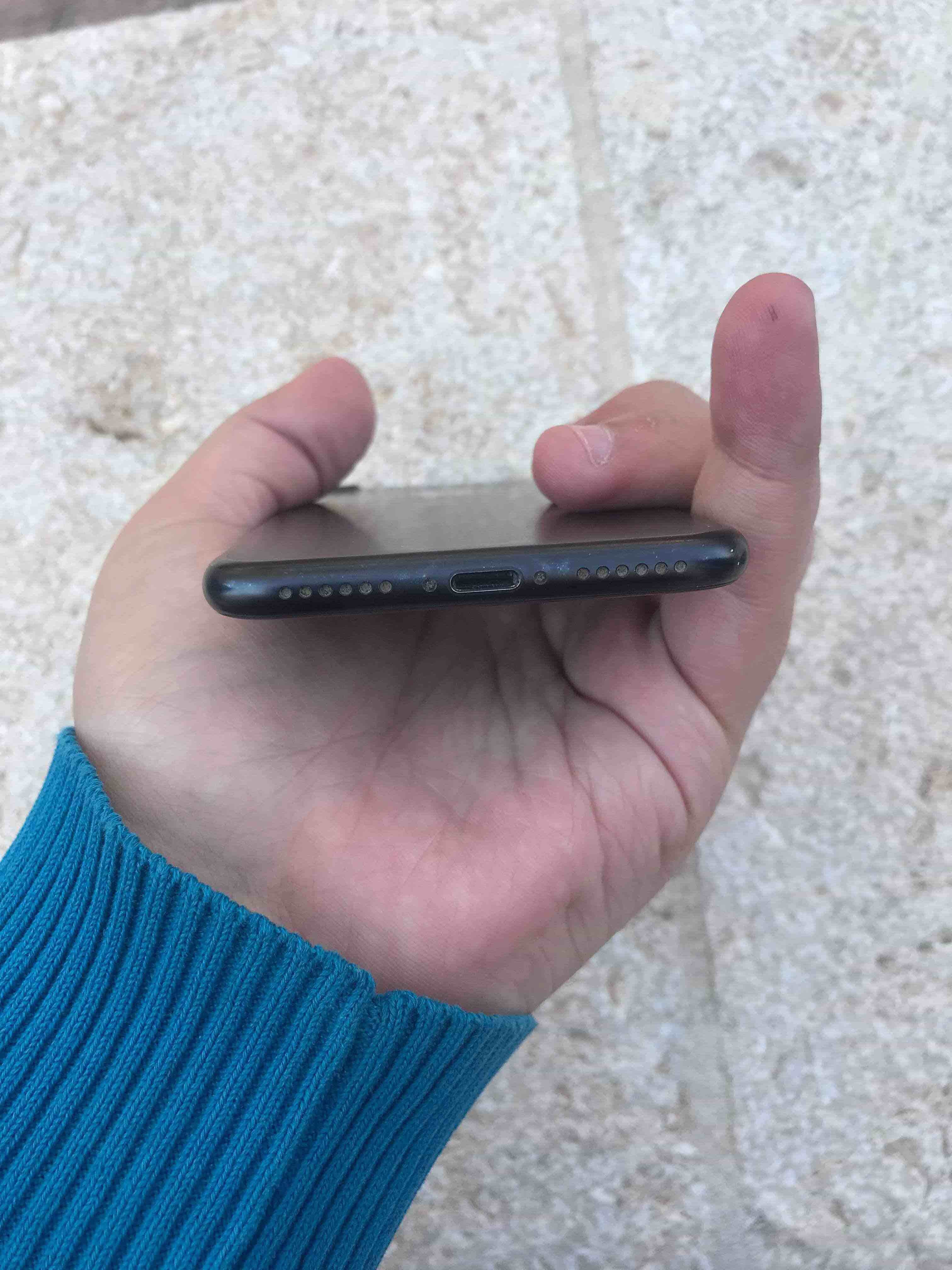 ايفون 7 للبيع
‎32 جيجا
لون اسود مطفي
كرتونته و كل اغراضه معه الا السماعة
معاه سماعة AirPods بلوتوث
معاه 6 كڤرات و لزقة ضد الكسر
الجهاز من جوا وكالة
بس في شوية شخطات عالفريم و عالشاشة (شخطات...