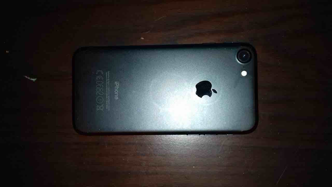 ايفون 7 للبيع
‎32 جيجا
لون اسود مطفي
كرتونته و كل اغراضه معه الا السماعة
معاه سماعة AirPods بلوتوث
معاه 6 كڤرات و لزقة ضد الكسر
الجهاز من جوا وكالة
بس في شوية شخطات عالفريم و عالشاشة (شخطات...
