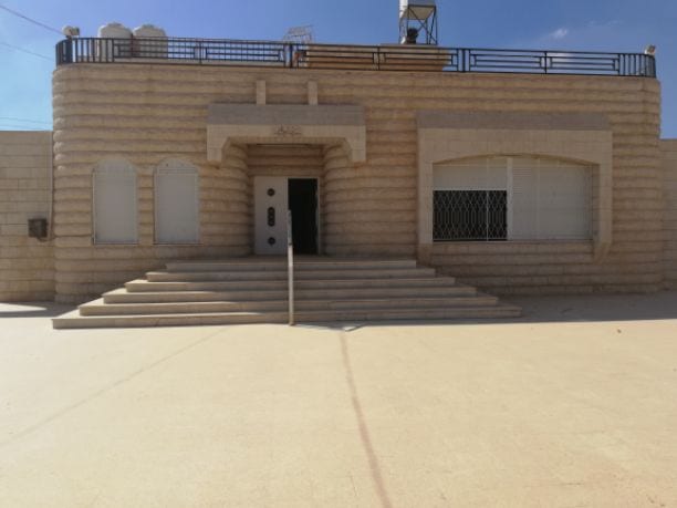 فيلا للبيع طريق المطار
فيلا للبيع مكونه من طابقين كل طابق 350 متر بركه سباحه تدفئه اباجورات حمايه
مساحه الارض ثلاث دونمات 750 متر
كراجات سيارات جلسات مميزه منطقه هادئه قرب الخدمات الموقع اراضي جنوب عم...
