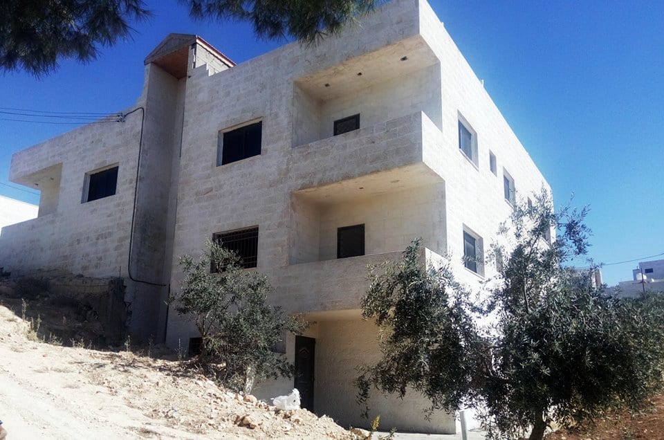 ? عمارة للبيع في أبو نصير غرب مستشفى الرشيد ✅ثلاثة طوابق ✅خمس شقق بإطلالة على جبال السلط وجرش وعجلون بالمواصفات التالية:
?السعر 310 ألف دينار أردني قابل للتفاوض. للاستفسار الاتصال أو واتساب: 009627...