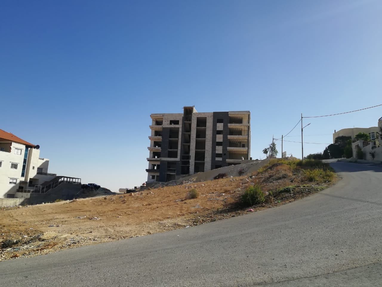 شقة شبه ارضية مع ترس كبيرو بكهرباء مجانية مدى الحياة وتشطيبات فندقية عالية ومن المالك مباشرة مساحة 205
الشقة قيد الانشاء تسلم 3-2019
تتكون من 4 نوم و4 حمامات وصالون ومعيشة ومطبخ وبلكونة
تشطيبات فندق...