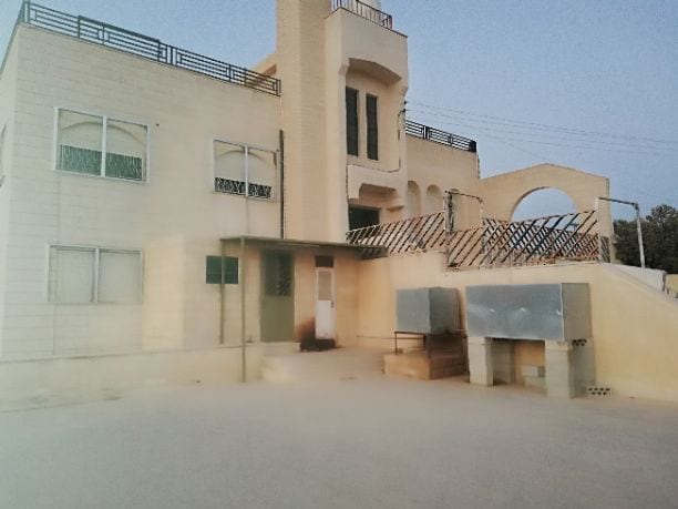 فيلا للبيع طريق المطار
فيلا للبيع مكونه من طابقين كل طابق 350 متر بركه سباحه تدفئه اباجورات حمايه
مساحه الارض ثلاث دونمات 750 متر
كراجات سيارات جلسات مميزه منطقه هادئه قرب الخدمات الموقع اراضي جنوب عم...