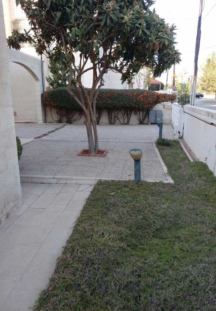 فيلا للبيع في عبدون
لا تنسَ أنك شاهدت هذا الإعلان في عنكبوت
فيلا للبيع او للايجار خلف السفارة...