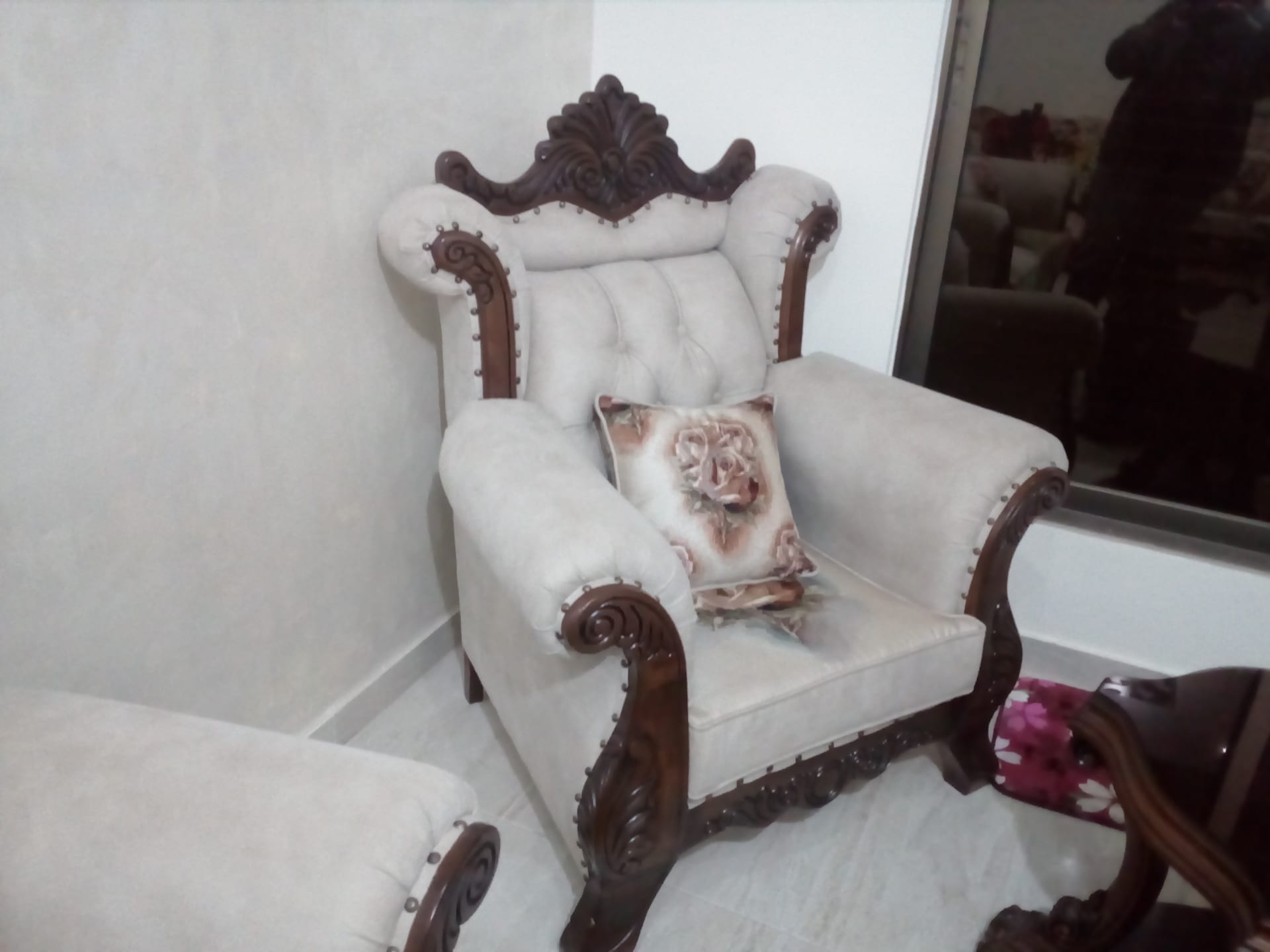 طقم كنب زائد طقم طاولات زائد غرفه شبابيه فاخر جدا جدا
لا تنسَ أنك شاهدت هذا الإعلان في عنكبوت...