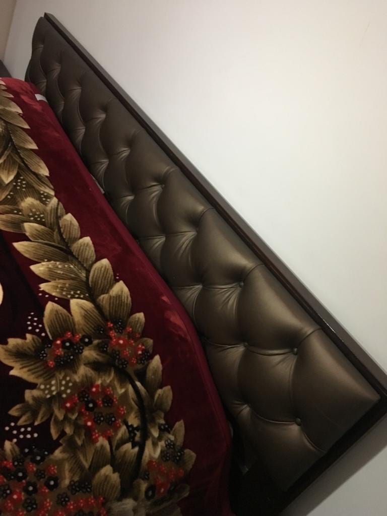 غرفة نوم بدون خزانة
لا تنسَ أنك شاهدت هذا الإعلان في عنكبوت
غرفة تخت فرشة كوميدينتين رف معلق...