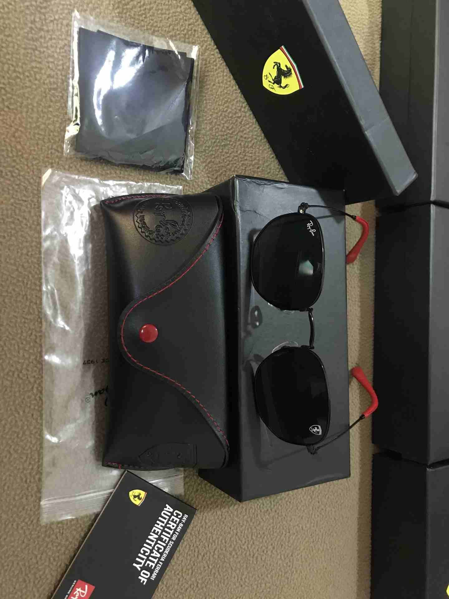 ريبان من سكوديريا فيراري Rayban for Scuderia Ferrari
لا تنسَ أنك شاهدت هذا الإعلان في عنكبوت
Rayb...