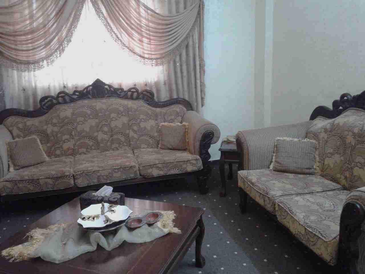 غرفه ضيوف
لا تنسَ أنك شاهدت هذا الإعلان في عنكبوت
كنب مع البرادي والطاولات...