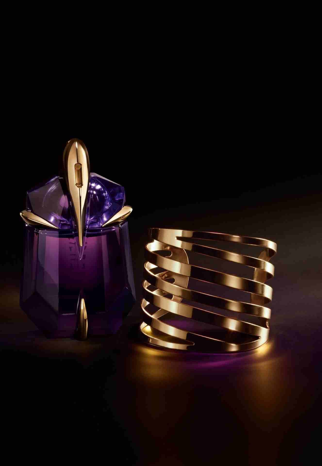 عطر ALIEN من THIERRY MUGLER
لا تنسَ أنك شاهدت هذا الإعلان في عنكبوت
عطر ALIEN من TGIERRY MUGLER ا...