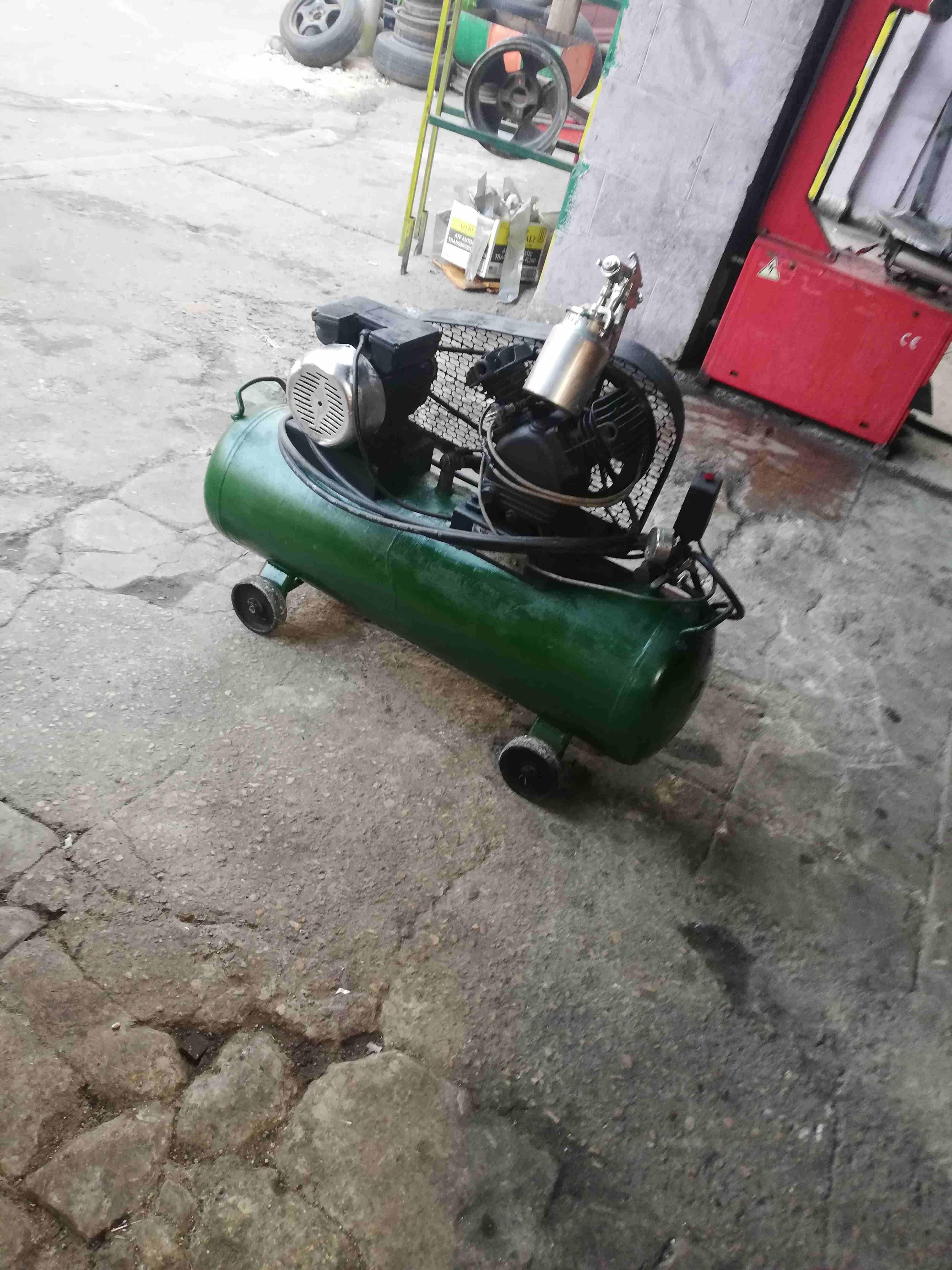 كمبريسر هواء إيطالي
لا تنسَ أنك شاهدت هذا الإعلان في عنكبوت
كمبريسر هواء (ماتور هواء)
إيطالي صوت...