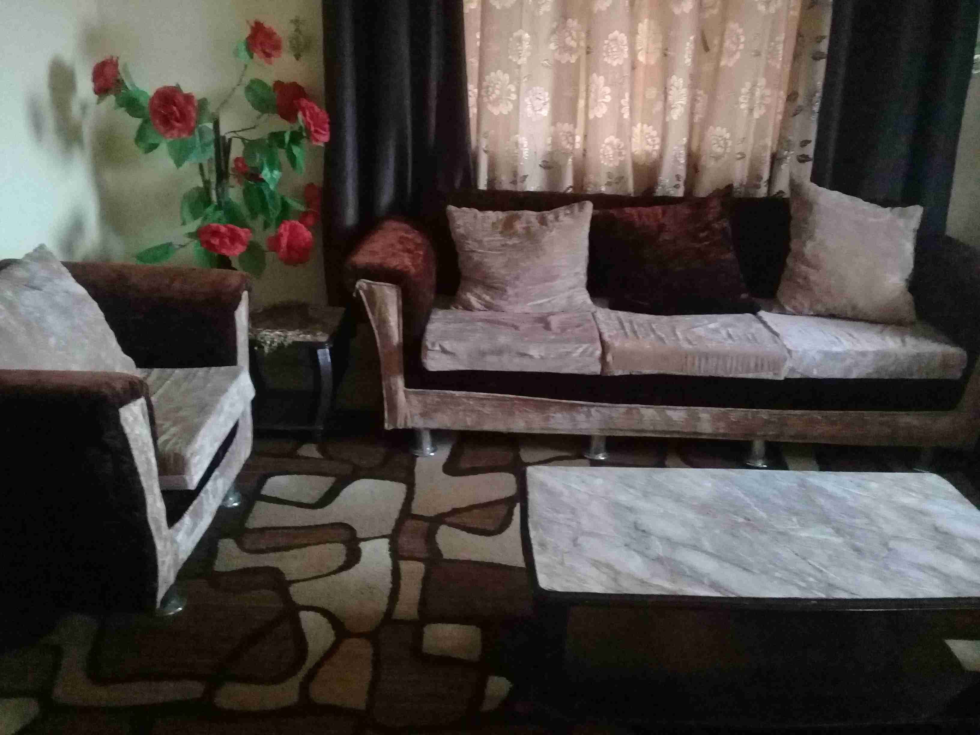 طقم كنب سبع مقاعد بحاله جيده مع طربيزات
لا تنسَ أنك شاهدت هذا الإعلان في عنكبوت
كمان كولر ماء...