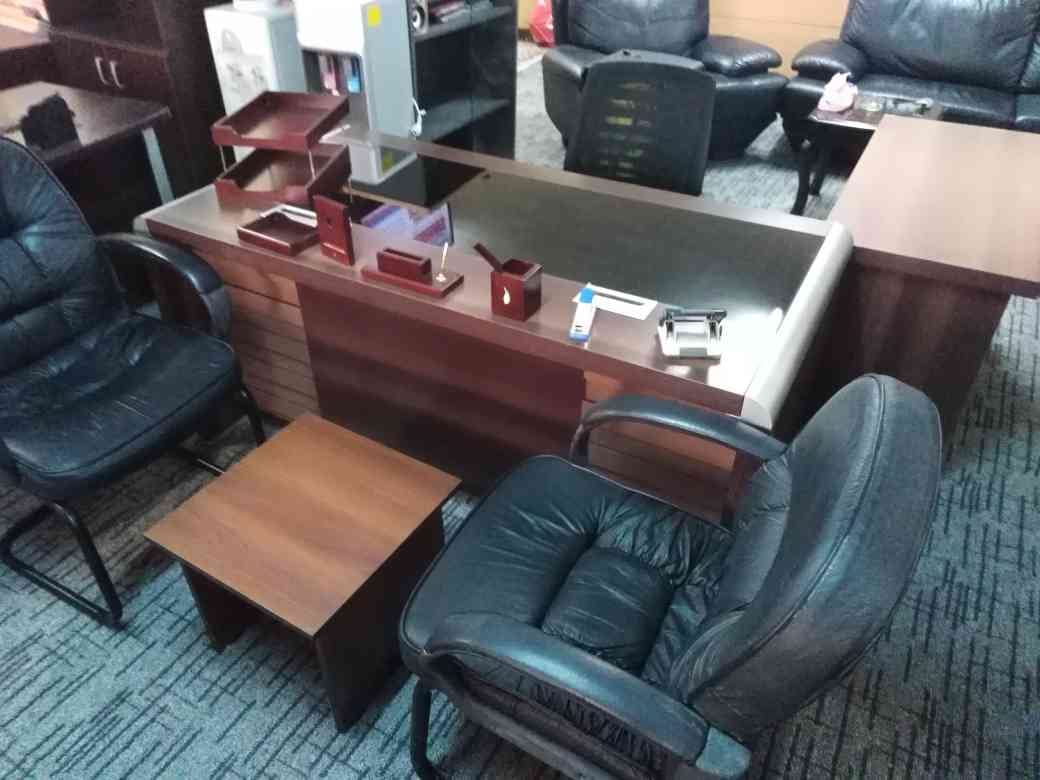 مكتب مدير فخم مع كراسي جلد شبه جديد بسعر مغري تركي
لا تنسَ أنك شاهدت هذا الإعلان في عنكبوت
أث...