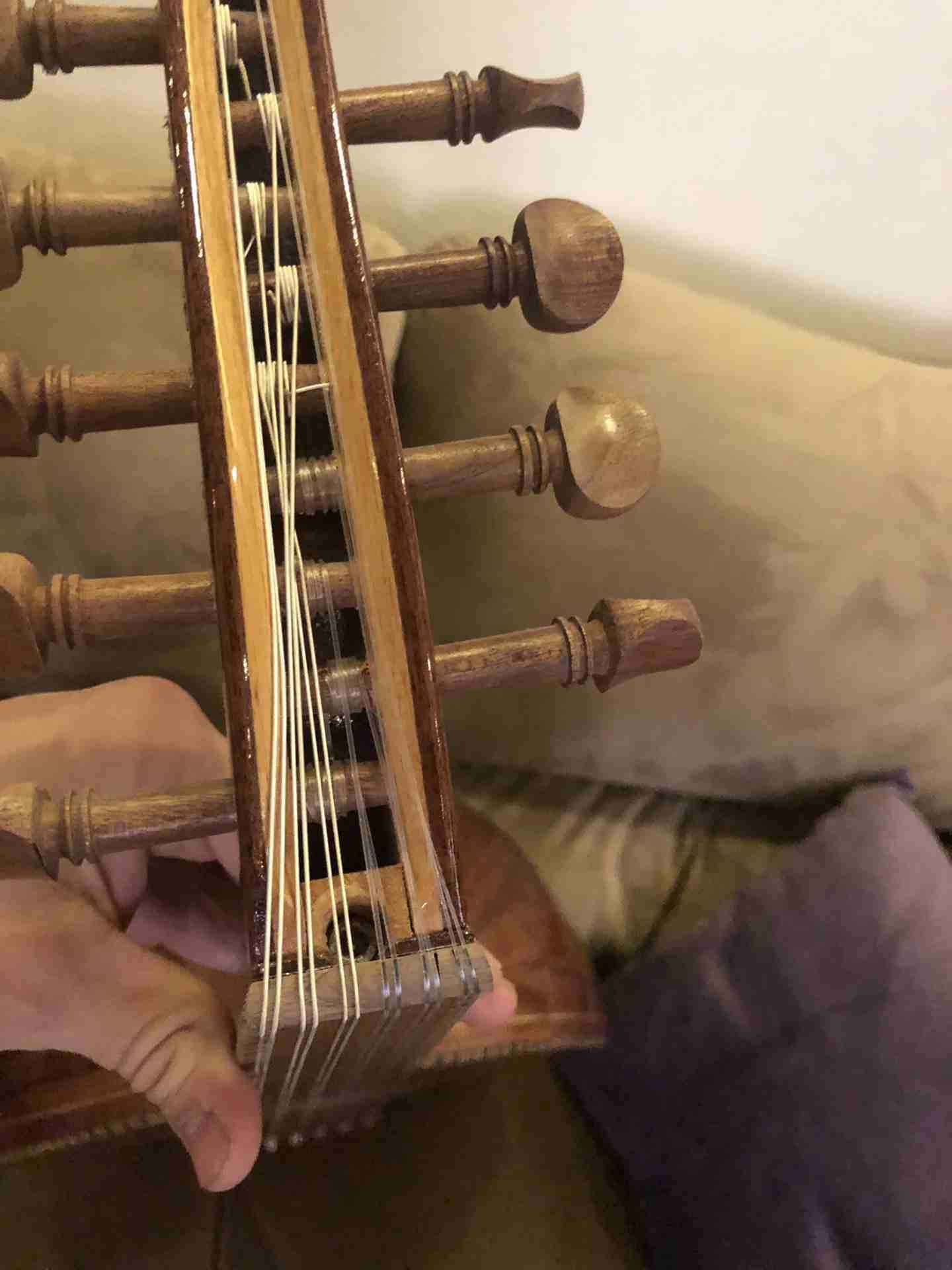 عود زرياب 1 جديد احترافي وجي سيدر خشب ورد وجوز مفاتيح ابنوس مع كامل اغراضو
لا تنسَ أنك شاهدت هذا الإعلان في عنكبوت...