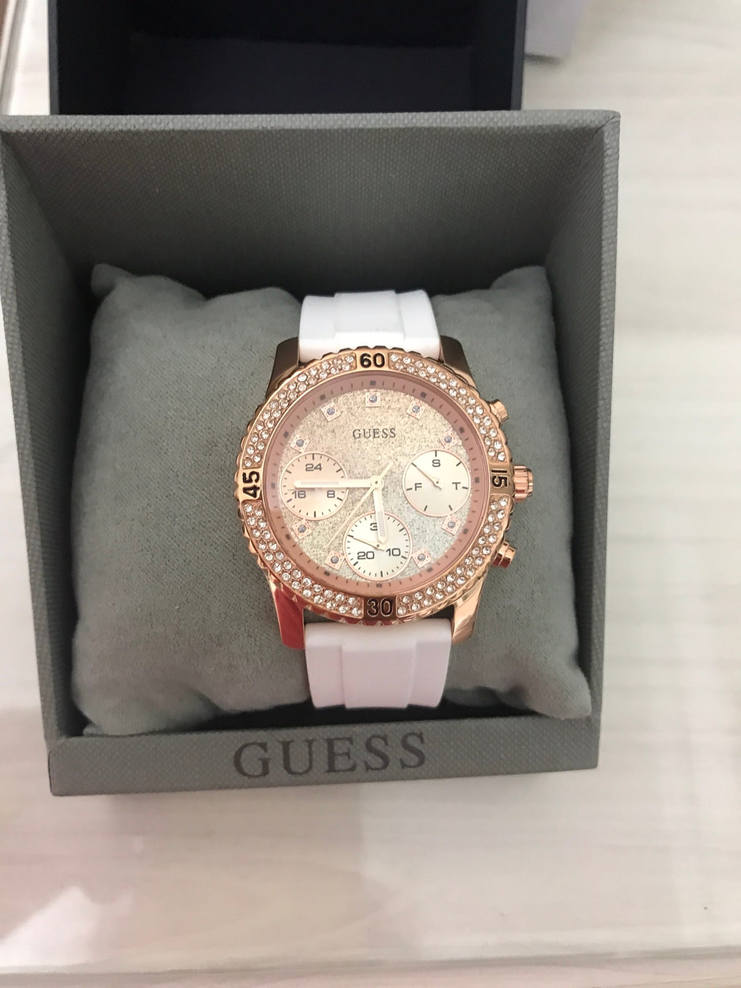 ساعة ستاتي أصلية Guess authentic watch
لا تنسَ أنك شاهدت هذا الإعلان في عنكبوت
ساعة Guess لو...