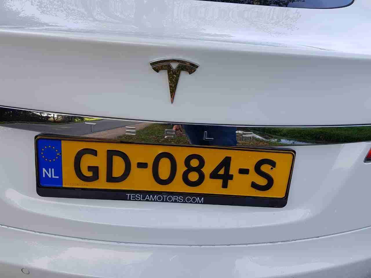 TESLA 2015 كهربا S 85 وارد اوروبي Self Drive: يقودها الكمبيوتر
لا تنسَ أنك شاهدت هذا الإعلان في عنكبوت...