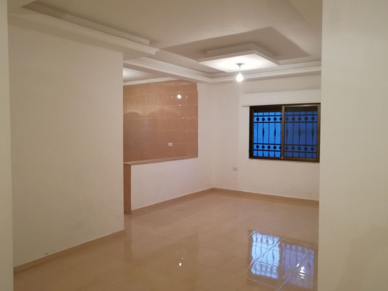 شقه ارضيه للبيع في البنيات طريق المطار مساحته 135و100متر كرميد عمر البناء سنتين
لا تنسَ أنك شاهدت هذا الإعلان في عنكبوت...
