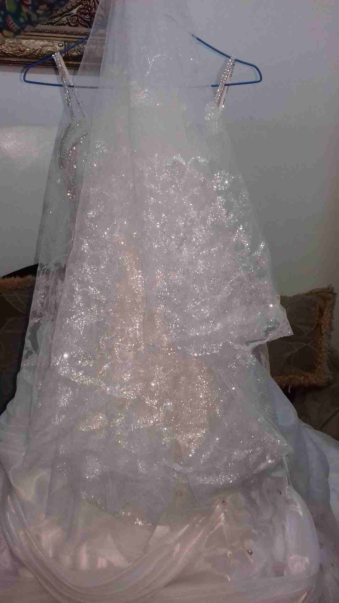 فستان عرس للبيع
لا تنسَ أنك شاهدت هذا الإعلان في عنكبوت
فستان عرس للبيع لبسه واحده لمده ساعتين بح...