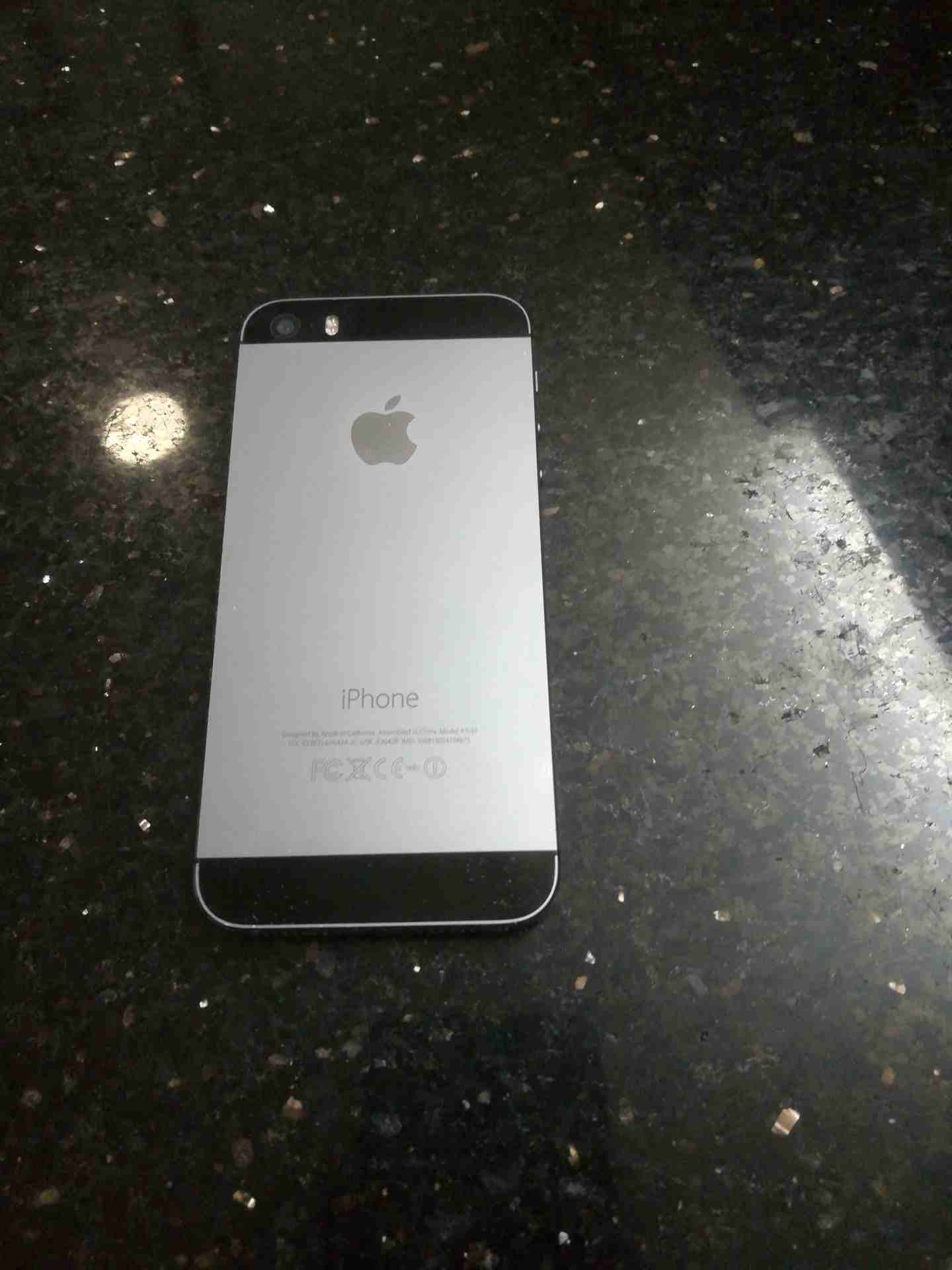 ايفون 5s 32g مع وصلة الشاحن و الكفر
لا تنسَ أنك شاهدت هذا الإعلان في عنكبوت
بحالة الوكالة نظيف جد...